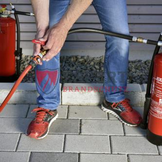 Auffüllen eines Übungsfeuerlöschers